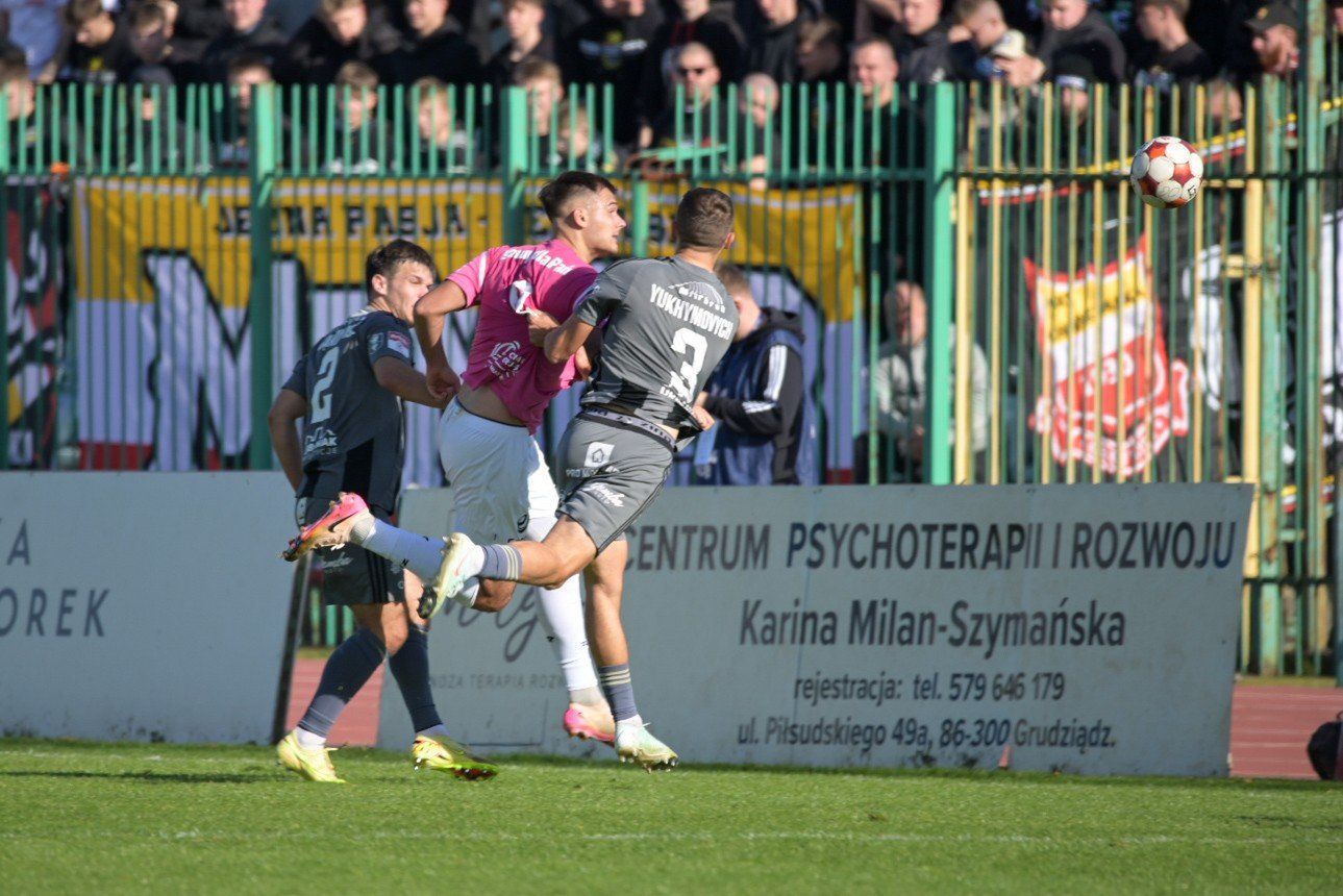 Olimpia Grudziądz pokonała 2:1 Chojniczankę Chojnice i nadal jest liderem Betclic 2. Ligi. 