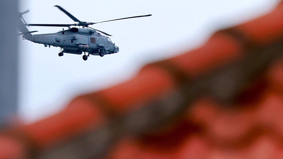 Helikopter wojskowy przelatuje nad miastem Ronne na wyspie Bornholm w Danii