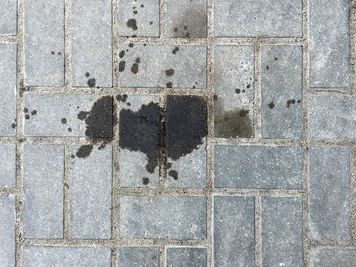 Wylej na kostkę. Będzie jak nowa. Rozpuścisz najgorsze plamy
