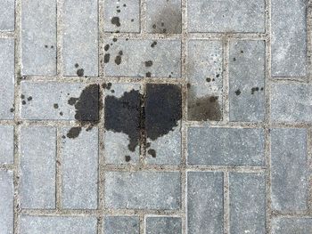 Wylej na kostkę. Będzie jak nowa. Rozpuścisz najgorsze plamy