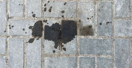 Wylej na kostkę. Będzie jak nowa. Rozpuścisz najgorsze plamy