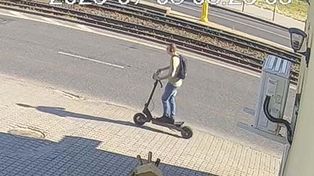 Bydgoszcz: Mężczyzna na hulajnodze elektrycznej potrącił staruszka i uciekł. Rozpoznajesz go? Pomóż policji!