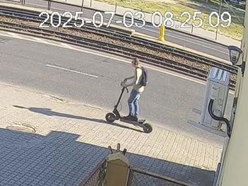 Bydgoszcz: Mężczyzna na hulajnodze elektrycznej potrącił staruszka i uciekł. Rozpoznajesz go? Pomóż policji!