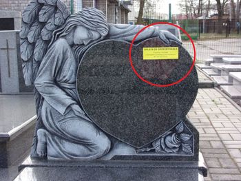 Żółte naklejki na grobach w Gliwicach. Zarząd cmentarzy wyjaśnia