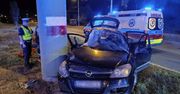 Po pijanemu pędził przez miasto, opel uderzył bokiem w filar wiaduktu. Pasażerka walczy o życie (zdjęcia)
