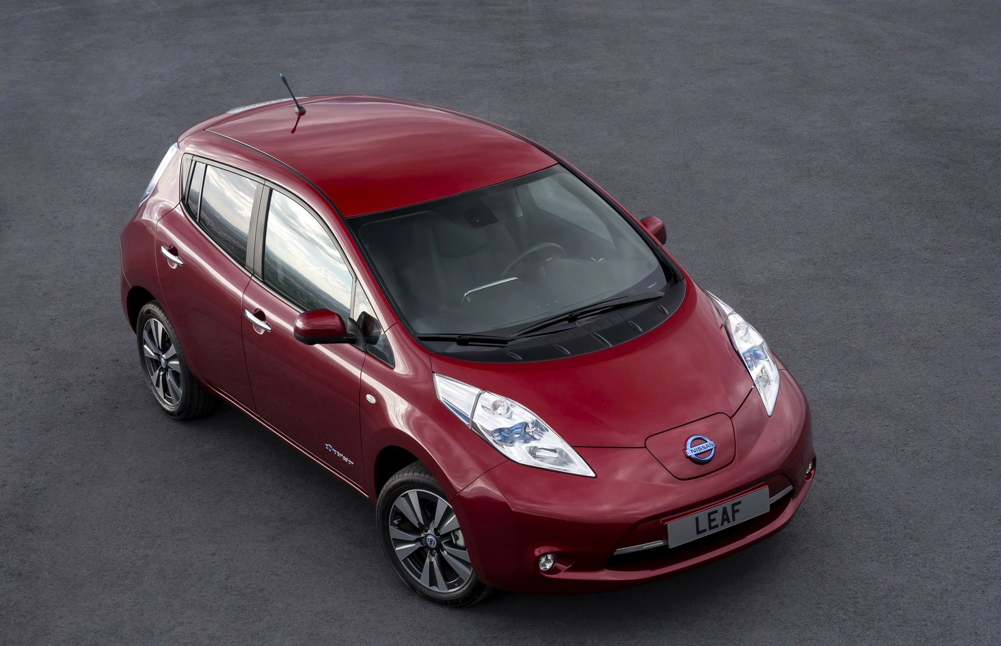 Nissan Leaf poprzedniej generacji tak dobrze się sprzedawał, że... niektóre jeszcze stoją u dealerów. Możecie kupić za niewiele ponad 100 tys. zł auto z rocznika 2017.