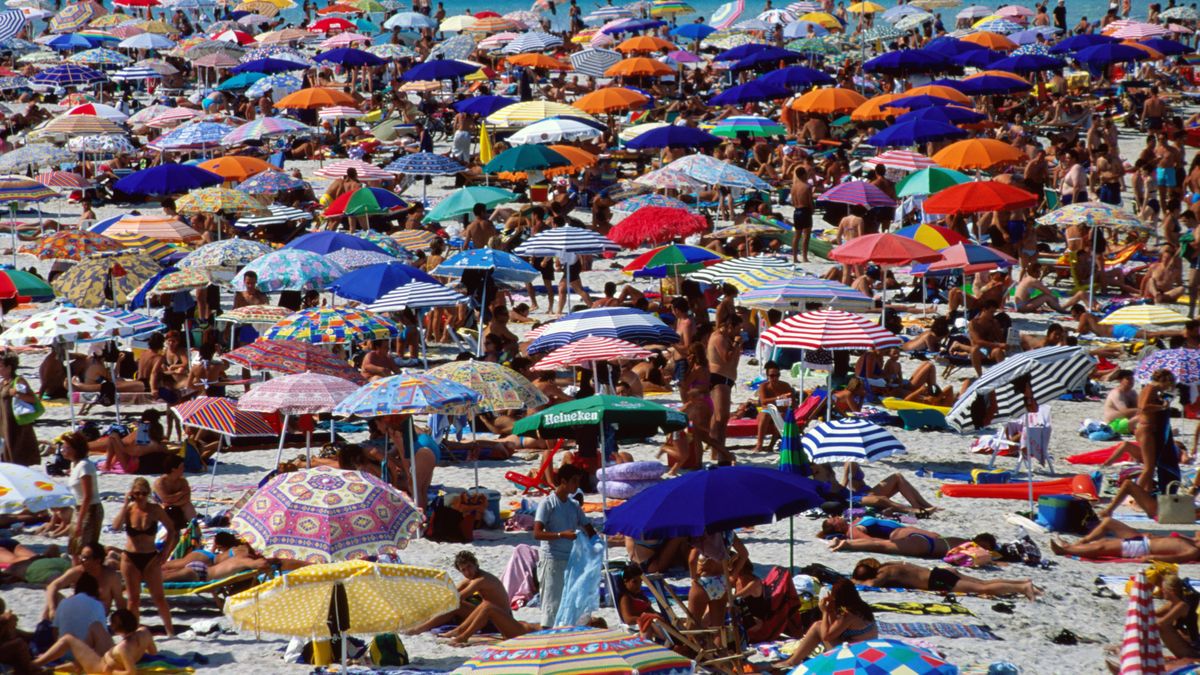 Sprzedawca sprzedawał kokosy na włoskiej plaży