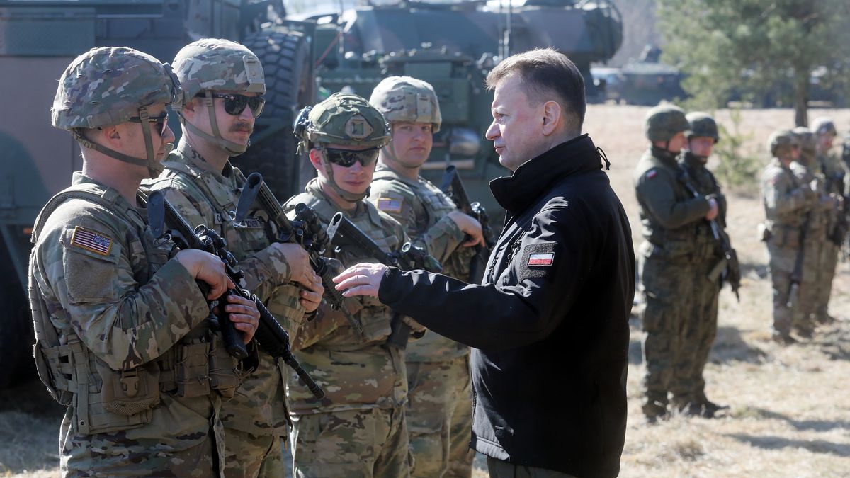 Bondary (woj. podlaskie), 25.03.2022. Minister obrony narodowej Mariusz Błaszczak (P) podczas ćwiczeń Bull Run-18 w miejscowości Bondary, 25 bm. W realizowanych przez żołnierzy 16 Pomorskiej Dywizji Zmechanizowanej wspólnie z wojskami sojuszniczymi z Batalionowej Grupy Bojowej eFP NATO bierze udział blisko 2 tys. żołnierzy i ponad pół tysiąca jednostek sprzętu. (jm) PAP/Artur Reszko