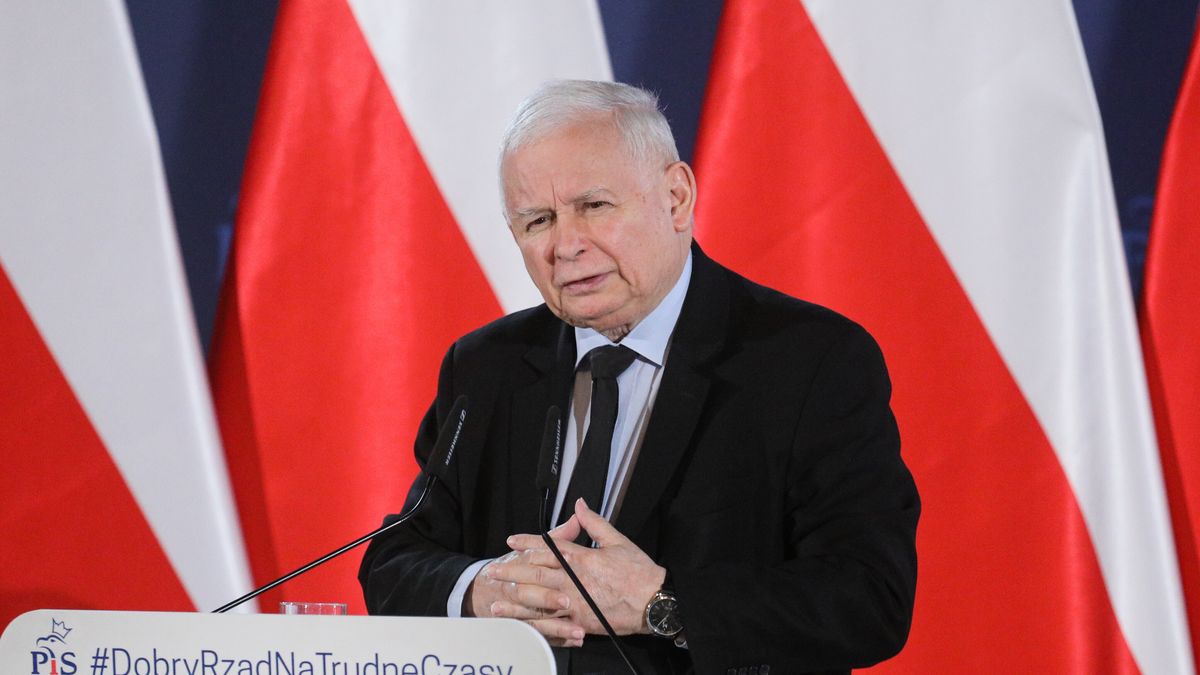 Płock, 15.07.2022. Prezes PiS Jarosław Kaczyński podczas spotkania z mieszkańcami, 15 bm. w Teatrze Dramatycznym w Płocku. (sko) PAP/Paweł Supernak