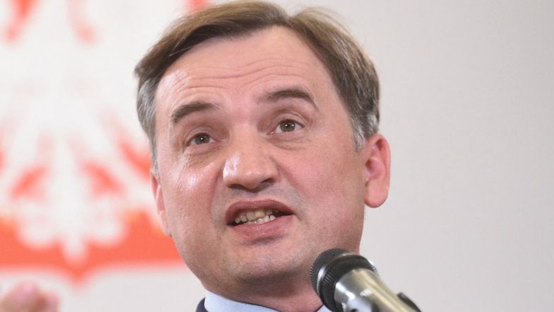 Zbigniew Ziobro kpi z praw człowieka, przekazując gminie Tuchów 250 tysięcy złotych za to, że jest homofobiczna