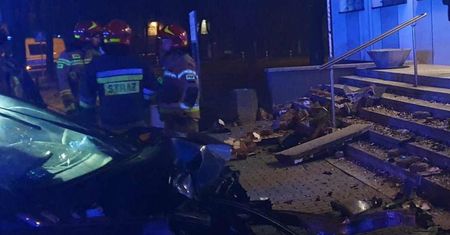 Sceny przed komisariatem. Policjanci wybiegli na pomoc