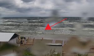 Pół plaży zniknęło. Sztorm w Stegnie. Poruszenie wśród turystów