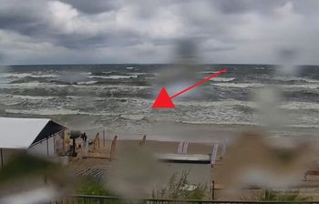 Pół plaży zniknęło. Sztorm w Stegnie. Poruszenie wśród turystów