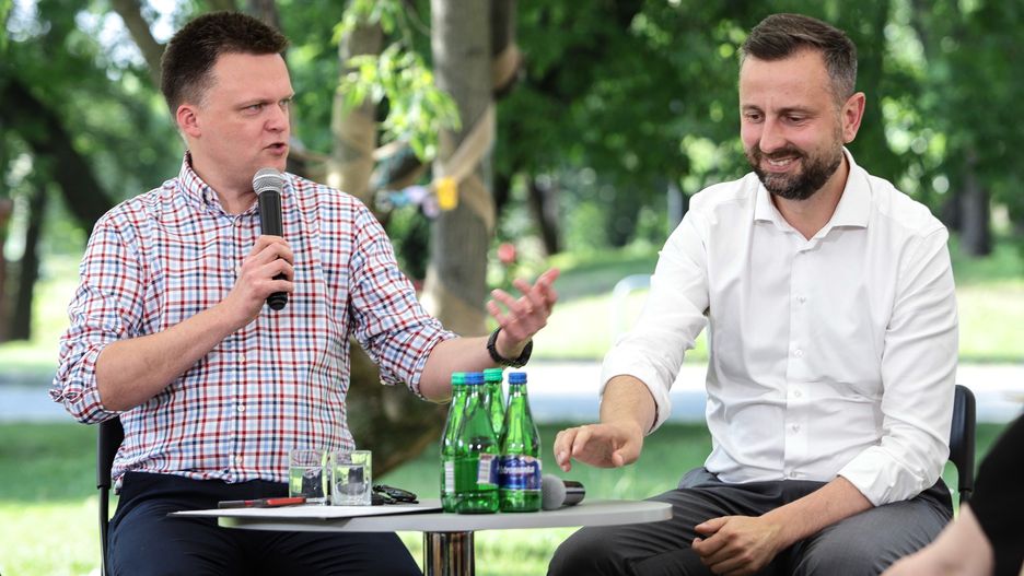 Rybnik, 01.07.2023. Prezes Polskiego Stronnictwa Ludowego Władysław Kosiniak-Kamysz (P) i lider Polski 2050 Szymon Hołownia (L) na spotkaniu z sympatykami w ramach trasy #Jest!Trzecia Droga, 1 bm. w Rybniku. (aldg) PAP/Zbigniew Meissner