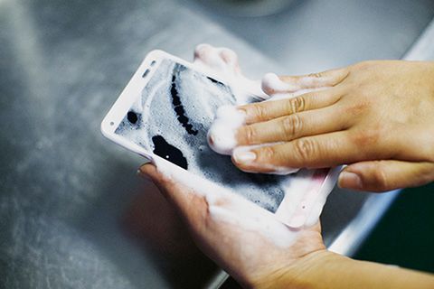 Kyocera Digno Rafre to smartfon, który umyjesz razem z naczyniami 4