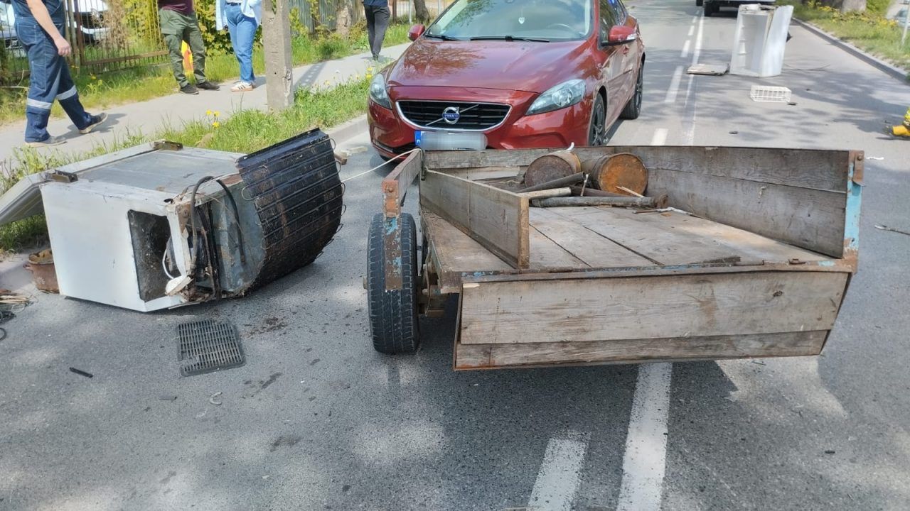 Mrągowo: Przyczepka odczepiła się od ciągnika. Uderzyła w BMW