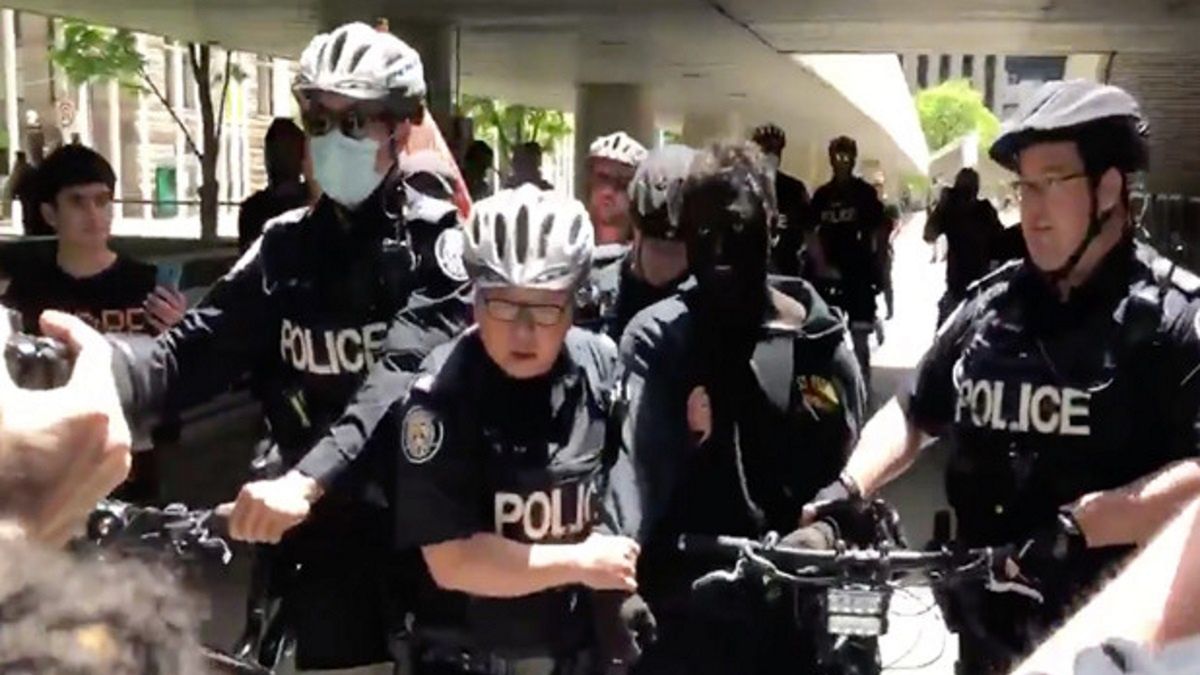 Uczestnicy demonstracji oskarżyli mężczyznę o tzw. blackface