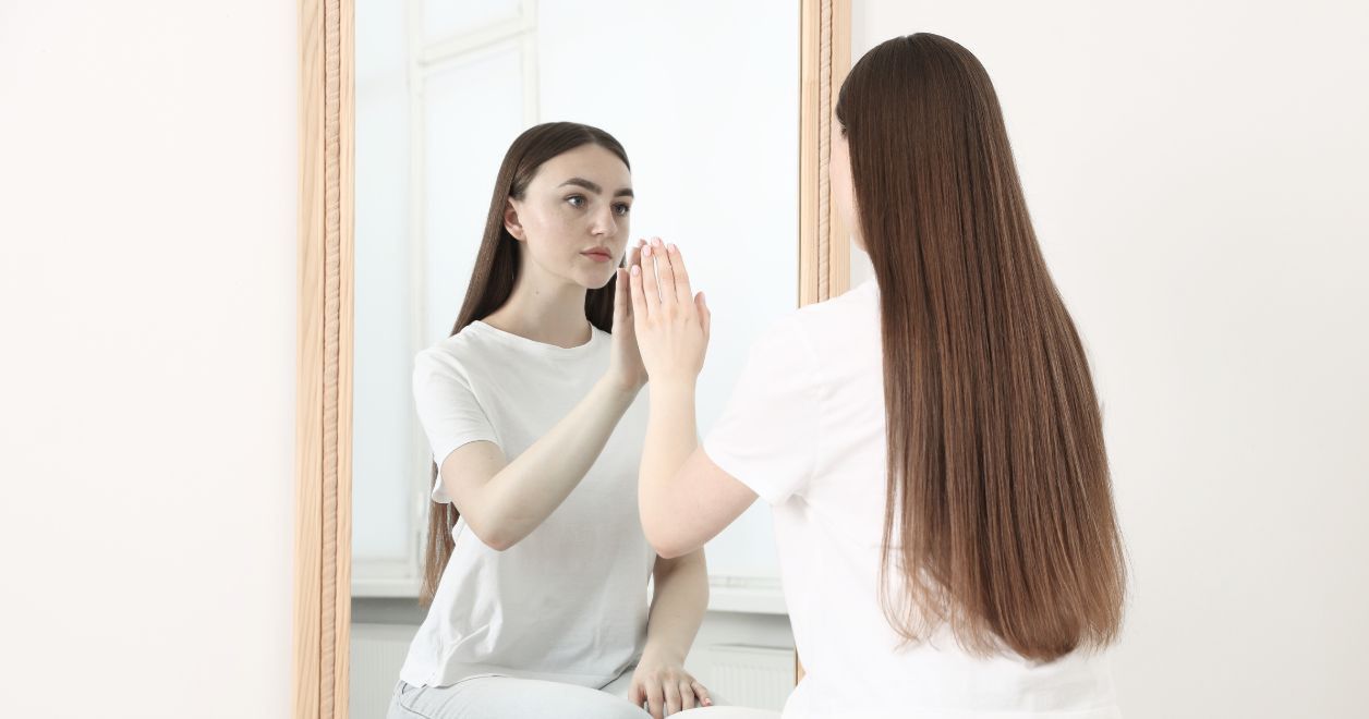 Kiedy patrzysz w lustro i czujesz, że to nie Ty. Zjawisko utraty jaźni