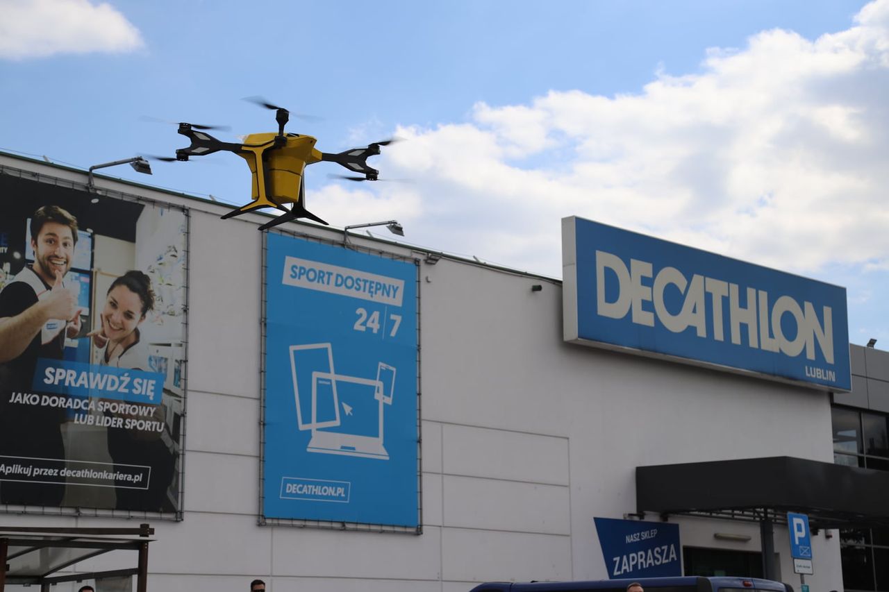 Decathlon chce dostarczać paczki dronem. Pierwsze próby już trwają. I to w Polsce
