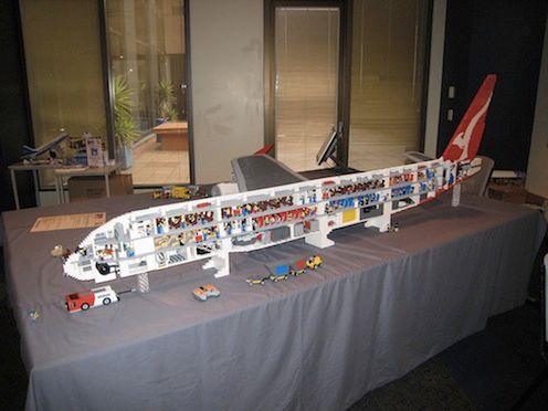 Sterowany za pomocą ekranu dotykowego, oddany z detalami Airbus z Lego