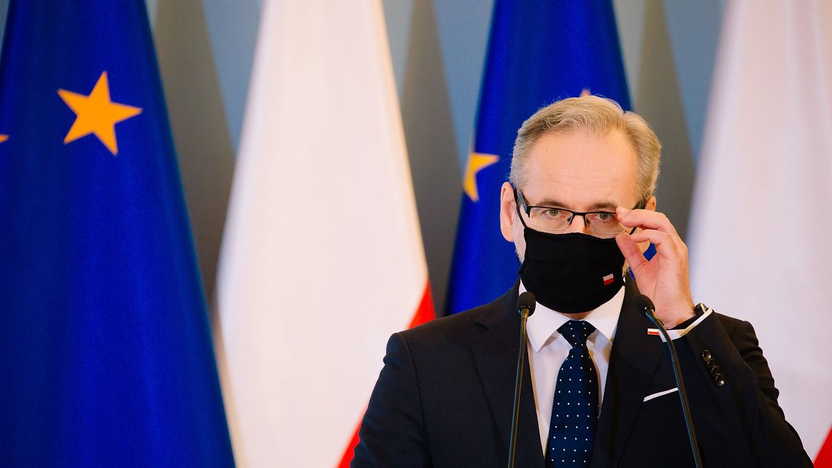 Minister zdrowia Adam Niedzielski czeka na wyjaśnienia. W tle pieniądze i dodatkowa praca