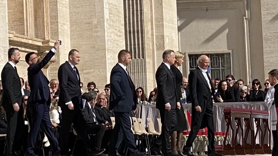 Zachowanie Hołowni w Watykanie