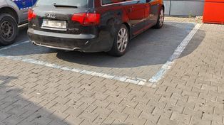 4-letnie dziecko zostawione w aucie podczas upału. Matka mówiła, że wyszła tylko na chwilę