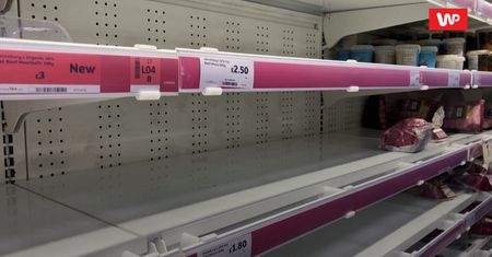 Lockdown w Wielkiej Brytanii. Puste półki w supermarketach