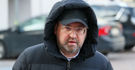 "Nie mam nic do ukrycia". Na antenie nagle wyciągnął teczkę