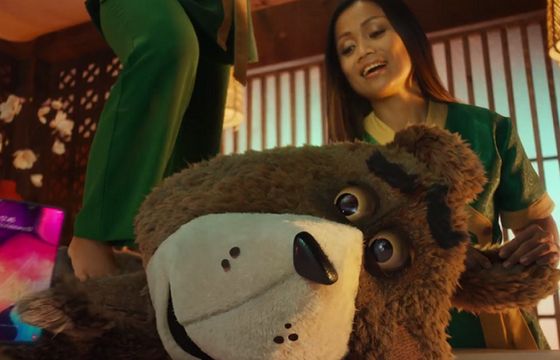 Plushak rozpieszczany masażem w reklamie Plush Abonament (wideo)