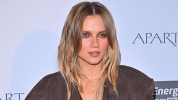 Agnieszka Kaczorowska zadała szyku na gali w brązowym płaszczu. Spójrzcie na figlarną koronkę [ZDJĘCIA]