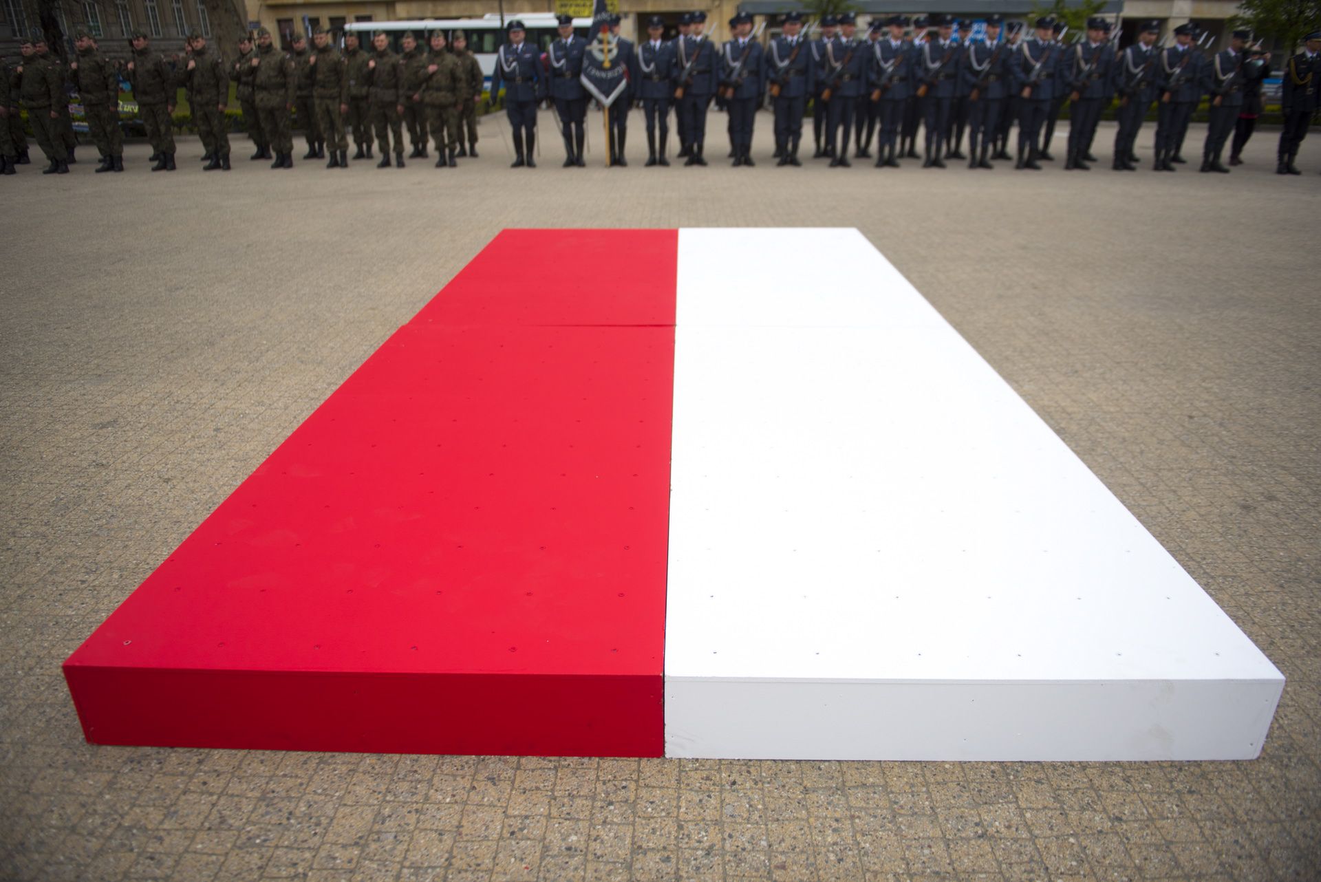 Prezentujemy projekt Marka Lapisa ”Biało-czerwona”. Otwarcie wystawy już jutro! 2