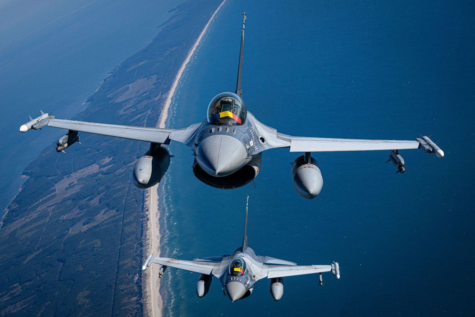 Rumuńskie samoloty wielozadaniowe F16 biorące udział w natowskiej misji Baltic Air Policing.