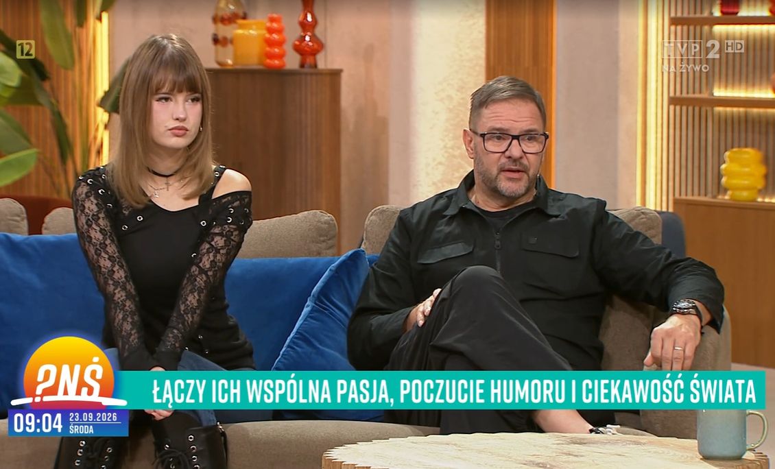 Tomasz Karolak na kanapie "PnŚ" z dorosłą córką