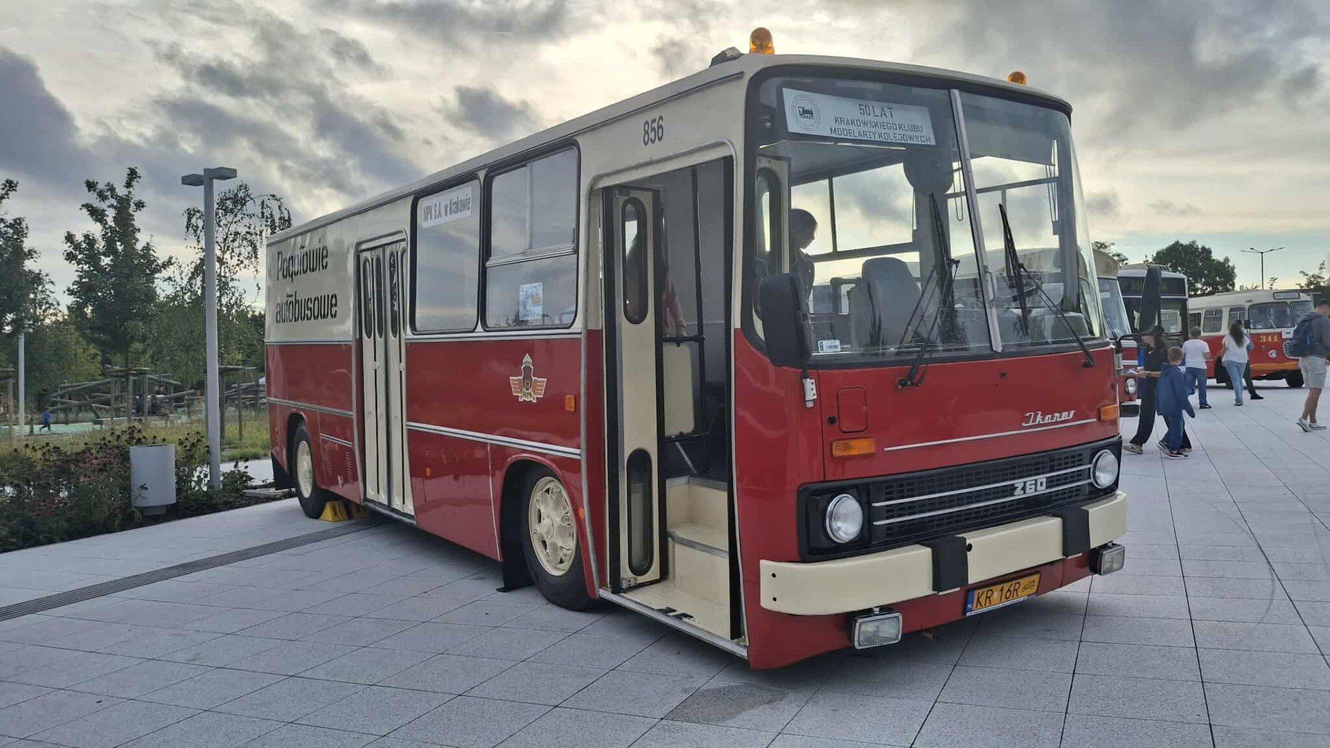 Zabytkowe autobusy na placu przy Cogiteonie