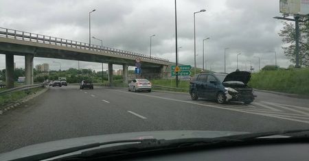 Mazda uderzyła w barierki. Utrudnienia na al. Tysiąclecia [ZDJĘCIA]