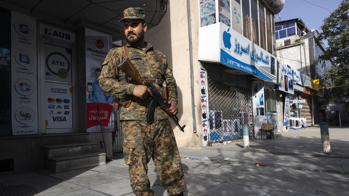 KABUL, AFGANISTAN - AUGUST 13 : Kabul police secure areas in the central part of the city on August 13, 2021 in Kabul, Afghanistan. Tensions are high as the Taliban advance on the capital city after taking Herat and the country's second largest city Kandahar. (Photo by Paula Bronstein /Getty Images)