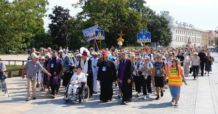 Ruszyła 48. Lubelska Piesza Pielgrzymka na Jasną Górę. Tłumy na ulicach Lublina. Pątnicy do pokonania mają 320 kilometrów