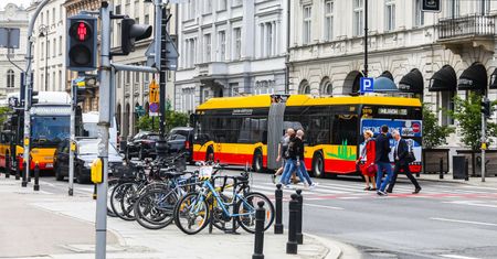 Przykro nam kierowcy, ale w mieście auto najlepiej zostawić w garażu. Wnioski po wielkim teście