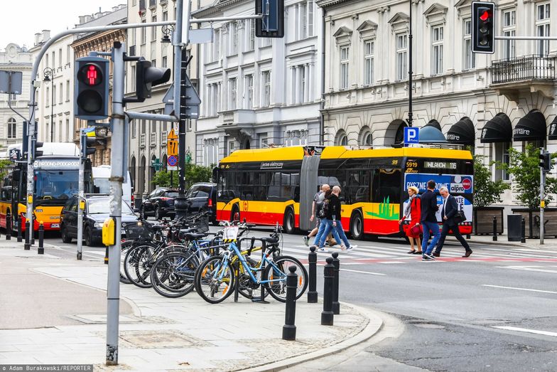 Przykro nam kierowcy, ale w mieście auto najlepiej zostawić w garażu. Wnioski po wielkim teście