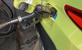 Skutki wojny w Iranie dla Polaków. Eksperci podliczyli koszt drożejących paliw