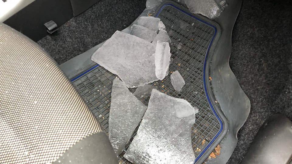 Kawałki lodu spadające z naczep nie należą niestety do rzadkości. (zdjęcie poglądowe).