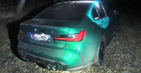 BMW za 600 tys. zł stało porzucone w lesie na Podlasiu. Dziwna sprawa