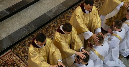 Kres modelu klerykalnego [OPINIA]