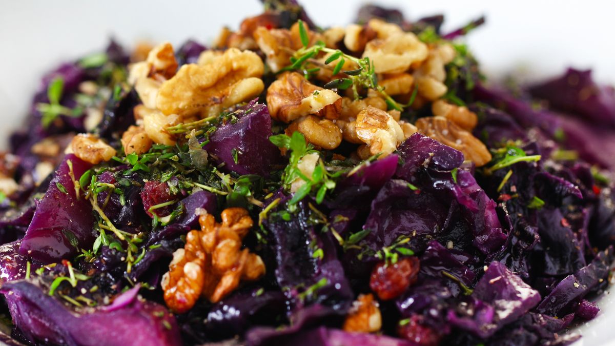 Prosta surówka z kapusty z dodatkiem chrupiących orzechów