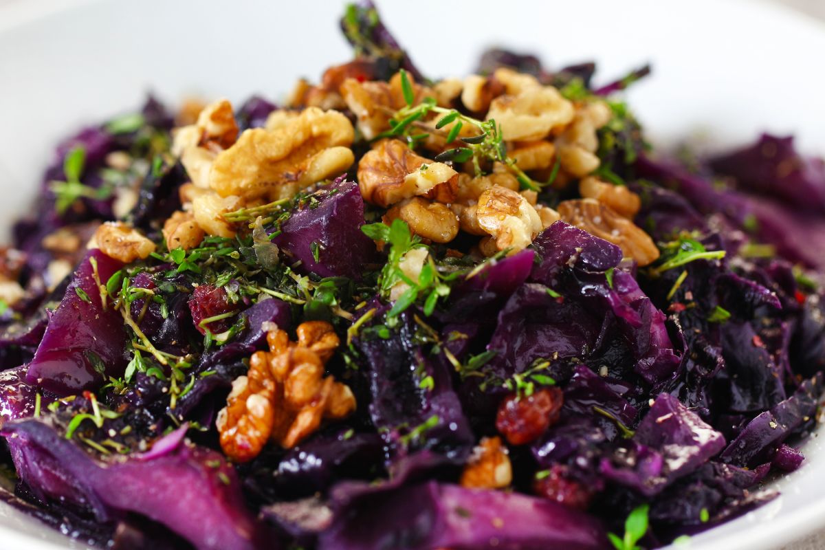 Prosta surówka z kapusty z dodatkiem chrupiących orzechów