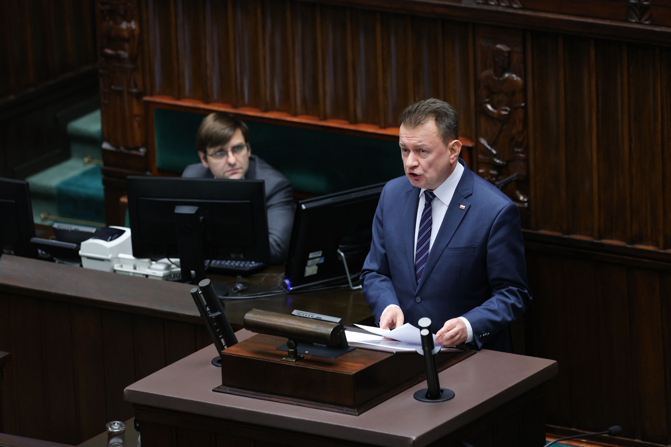 Warszawa, 11.12.2023. Szef klubu PiS Mariusz Błaszczak (P) na sali obrad Sejmu w Warszawie, 11 bm. Posłowie mają się zająć wyborem premiera. (sko) PAP/Rafał Guz