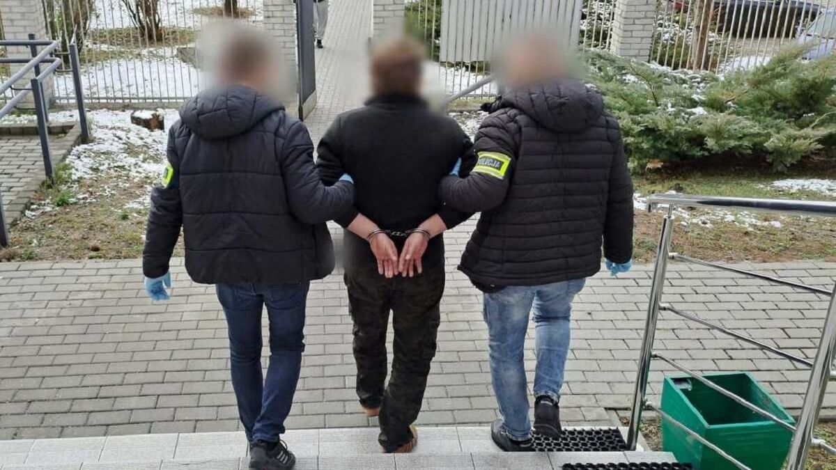 zatrzymany prowadzony przez policjantów