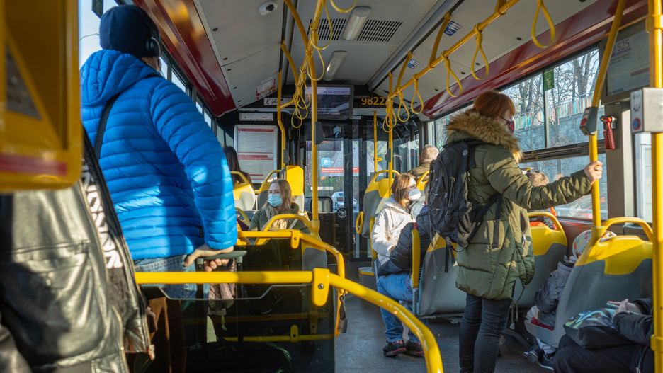 Stock ArZifot: Arkadiusz Ziolek/ East News. Warszawa 02.12.2021.    n/z Wnetrze autobusu z pasazerami.ARKADIUSZ ZIOLEK