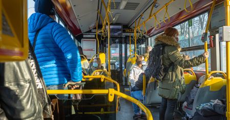 Warszawa. Straszył 12-latkę w autobusie. Interweniował kierowca